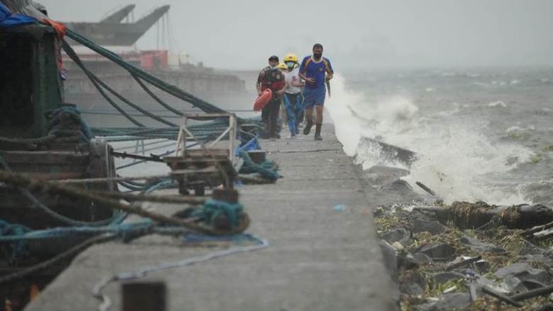 Lực lượng cứu hộ ở quận Tondo khi siêu bão Noru áp sát thủ đô Manila ngày 25-9. Ảnh: AP