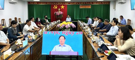 Chủ tịch UBND tỉnh Vĩnh Long Lữ Quang Ngời chủ trì hội nghị tại điểm cầu tỉnh Vĩnh Long.