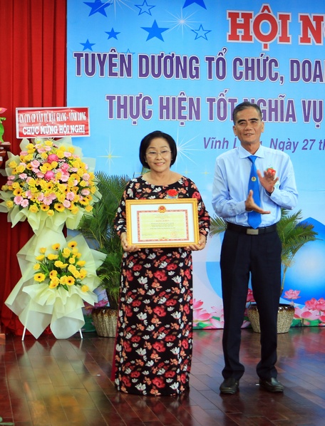 Ông Lê Quang Trung- Phó Chủ tịch Thường trực UBND tỉnh trao bằng khen của Bộ Tài chính cho hộ kinh doanh thực hiện tốt chính sách pháp luật thuế năm 2020.