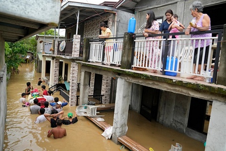 Philippines hứng chịu trung bình 20 cơn bão mỗi năm - Ảnh: AP