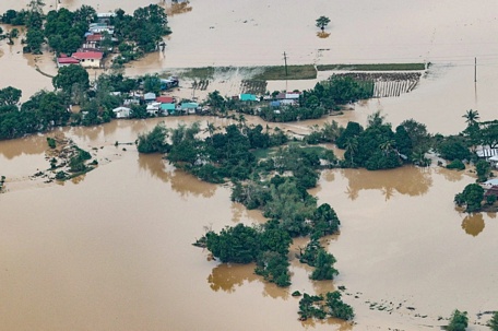  Một khu vực chìm trong nước lũ do mưa lớn từ bão Noru ở vùng trung tâm Luzon, Philippines - Ảnh: REUTERS