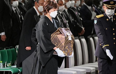 Phu nhân Akie đưa tro cốt của chồng vào hội trường làm lễ. Ảnh: Reuters
