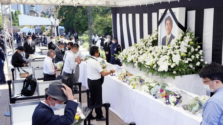 Hàng ngàn người tới đặt hoa trong quốc tang cố Thủ tướng Abe Shinzo ngày 27/9. Ảnh: Kyodo News