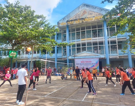 Các VĐV tham gia thi đấu môn bóng chuyền hơi tại Trường THCS Nguyễn Khuyến.