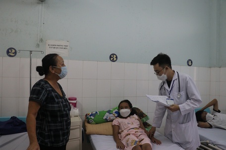 Bác sĩ kiểm tra tình hình sức khỏe bệnh nhi đang điều trị SXH tại TTYT huyện Trà Ôn vào ngày 26/9.