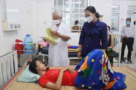 Phó Chủ tịch UBND tỉnh- Nguyễn Thị Quyên Thanh thăm hỏi sức khỏe bệnh nhi đang điều trị SXH tại TTYT huyện Tam Bình.