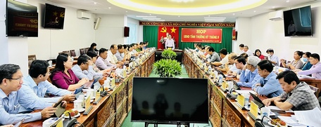  Chủ tịch UBND tỉnh- Lữ Quang Ngời chủ trì buổi họp thường kỳ tháng 9.