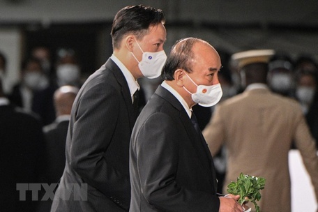  Chủ tịch nước Nguyễn Xuân Phúc đặt hoa tưởng niệm cố Thủ tướng Nhật Bản Abe Shinzo tại Lễ quốc tang ở Thủ đô Tokyo, ngày 27/9 (Ảnh: TTXVN).