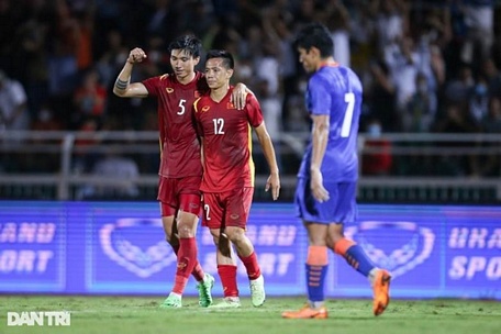  Đội tuyển Việt Nam tăng một bậc lên xếp hạng 96 thế giới sau hai chiến thắng trước Ấn Độ và Singapore (ảnh: Khoa Nguyễn).
