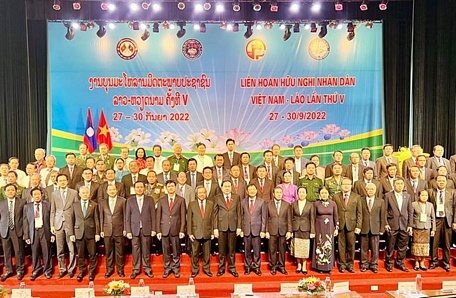 Các đại biểu hai nước chụp ảnh ưu niệm tại Liên hoan Hữu nghị nhân dân Việt Nam-Lào lần thứ V.