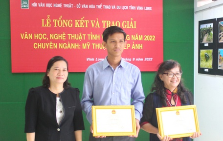 Phó Chủ tịch Thường trực UBMTTQ Việt Nam tỉnh Vĩnh Long- Lê Hồng Đào trao giải nhất cho các tác giả.