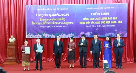 Các cơ sở giáo dục Việt Nam- Lào trao biên bản ghi nhớ hợp tác trong khuôn khổ diễn đàn.