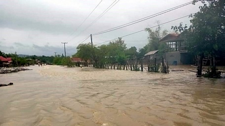 Tại huyện Sanxay, tỉnh Attapeu nhiều khu vực bị ngập sâu trong nước khiến nhiều nhà dân bị cô lập. Ảnh: Báo laoedaily