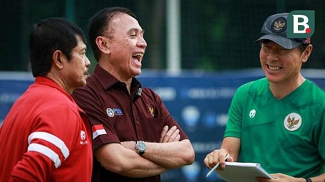 Chủ tịch PSSI, Mochamad Iriawan (giữa) và HLV Shin Tae Yong (phải) đều đặt mục tiêu vô địch AFF Cup 2022 (ảnh: Bola).