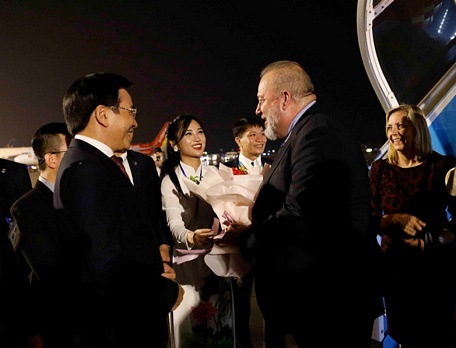  Bộ trưởng, Chủ nhiệm Văn phòng Chính phủ Trần Văn Sơn đón Thủ tướng Manuel Marrero Cruz tại sân bay Nội Bài - Ảnh: TTXVN