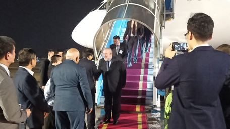  Thủ tướng Manuel Marrero Cruz (giữa) được đón chào tại sân bay Nội Bài (Hà Nội) tối 28/9 - Ảnh: Đại sứ quán Cuba tại Việt Nam