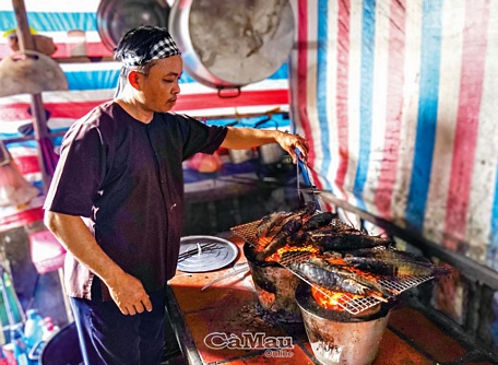 Món cá lóc đồng bò quanh bếp lửa - đặc sản xứ U Minh.