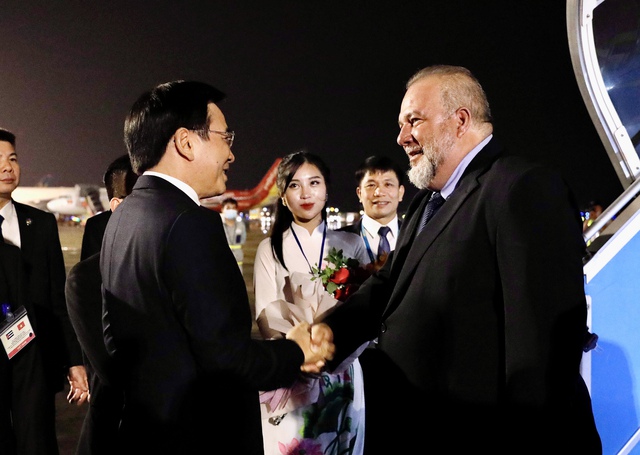 Bộ trưởng, Chủ nhiệm Văn phòng Chính phủ Trần Văn Sơn đón Đoàn tại sân bay Nội Bài