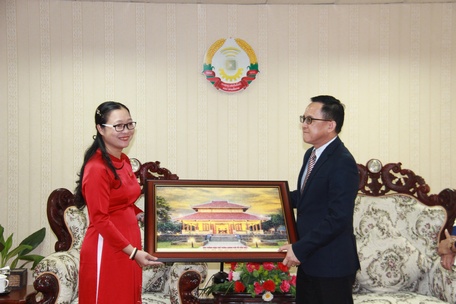 Phó Chủ tịch UBND tỉnh- Nguyễn Thị Quyên Thanh tặng bức tranh gạo Khu lưu niệm Thủ tướng Võ Văn Kiệt cho Thứ trưởng Lào.