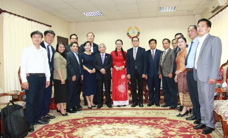 Phó Chủ tịch UBND tỉnh Vĩnh Long đến thăm Bộ Công nghệ và Truyền thông Lào