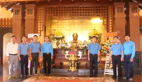  Đoàn công tác Tổng Liên đoàn Lao động Việt Nam và lãnh đạo Liên đoàn Lao động tỉnh chụp ảnh lưu niệm tại khu lưu niệm Thủ tướng Chính phủ Võ Văn Kiệt