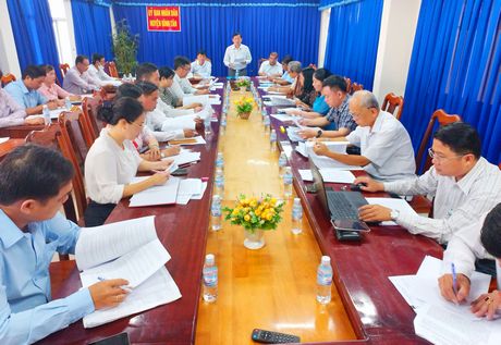 Đoàn giám sát làm việc tại huyện Bình Tân.