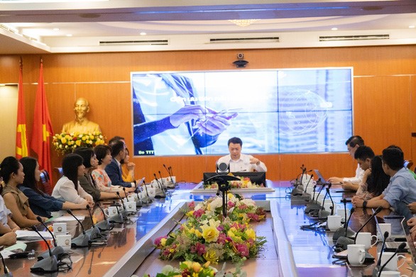 Thứ trưởng Nguyễn Huy Dũng cho biết Bộ Thông tin và Truyền thông coi việc phát triển nền tảng số là giải pháp đột phá để thúc đẩy chuyển đổi số - Ảnh: T.HÀ