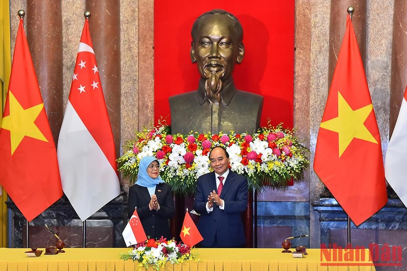 Chủ tịch nước Nguyễn Xuân Phúc và Tổng thống Singapore Halimah Yacob tại Lễ ký kết các văn kiện hợp tác, đầu tư giữa hai nước.