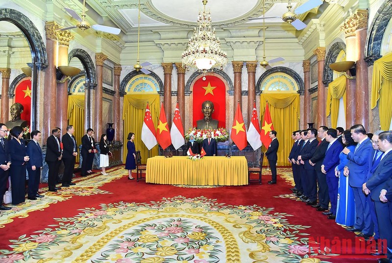 Quang cảnh Lễ ký kết văn kiện hợp tác, đầu tư giữa hai quốc gia Việt Nam và Singapore.