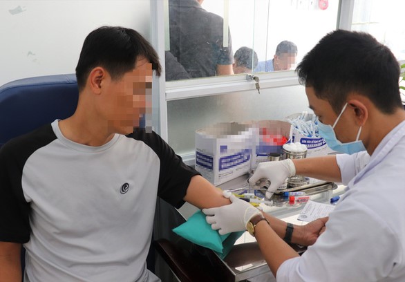 Người dân được lấy máu để xét nghiệm tìm giun sán tại Viện Sốt rét - ký sinh trùng - côn trùng TP.HCM - Ảnh: X.MAI