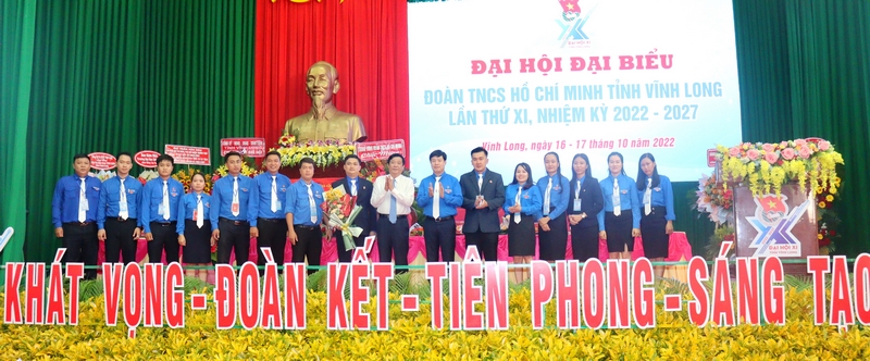 Tặng hoa đoàn đại biểu dự Đại hội Đại biểu toàn quốc Đoàn TNCS Hồ Chí Minh, nhiệm kỳ 2022 - 2027