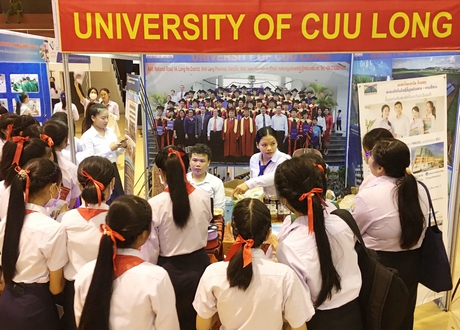 Học sinh Lào tham gia triển lãm giáo dục ĐH Việt Nam tại Thủ đô Viêng Chăn.