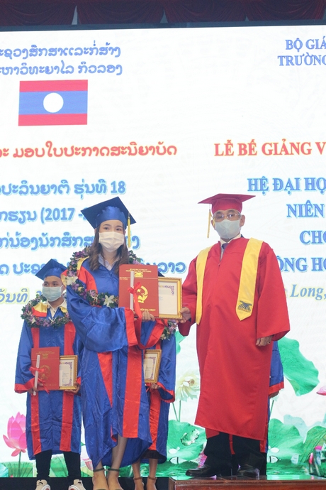 Lưu học sinh Lào tốt nghiệp về nước phục vụ góp phần xây dựng kinh tế - xã hội Lào.