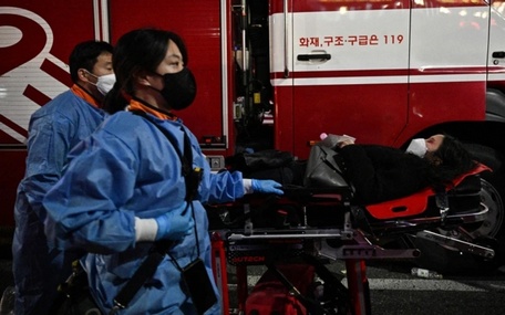 Cứu hộ người bị thương trong vụ giẫm đạp tại lễ hội Halloween ở Seoul, Hàn Quốc. Ảnh: Getty.