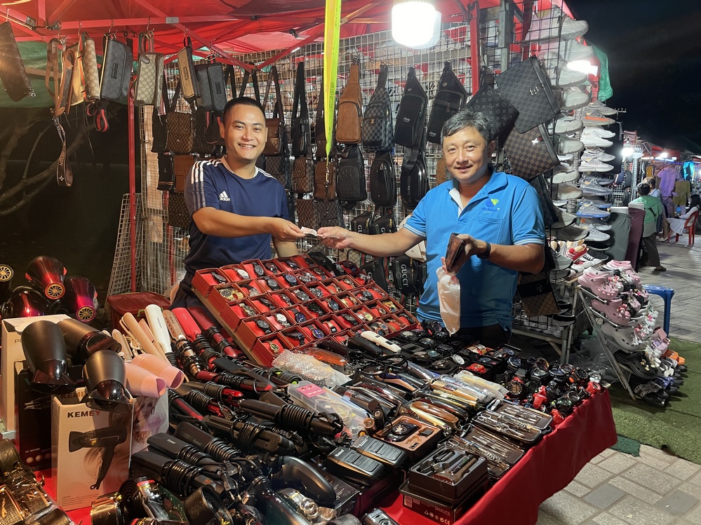 Rất đông người Việt buôn bán trong chợ đêm Viêng Chăn, do đó, nếu bạn không biết tiếng Lào, không rành tiếng Anh thì cứ mạnh dạn nói tiếng Việt.