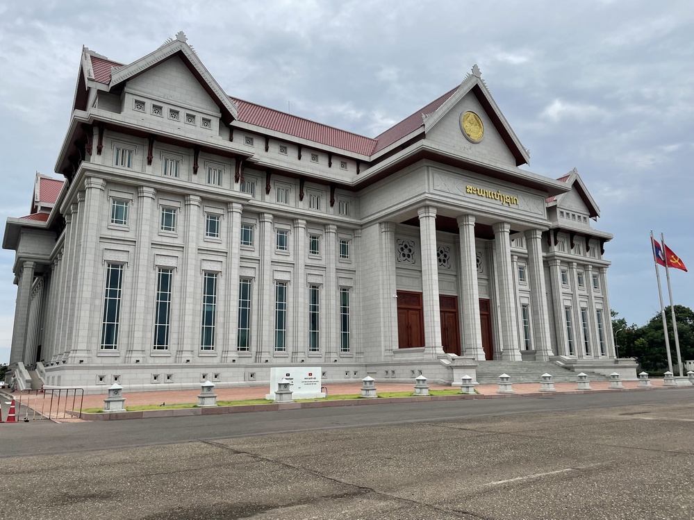Công trình Tòa nhà Quốc hội Lào là sự tiếp nối truyền thống hữu nghị giữa hai nước trong giai đoạn mới. Trước cổng tòa nhà có dòng chữ: “Quà tặng của Đảng, Nhà nước và Nhân dân Việt Nam”.
