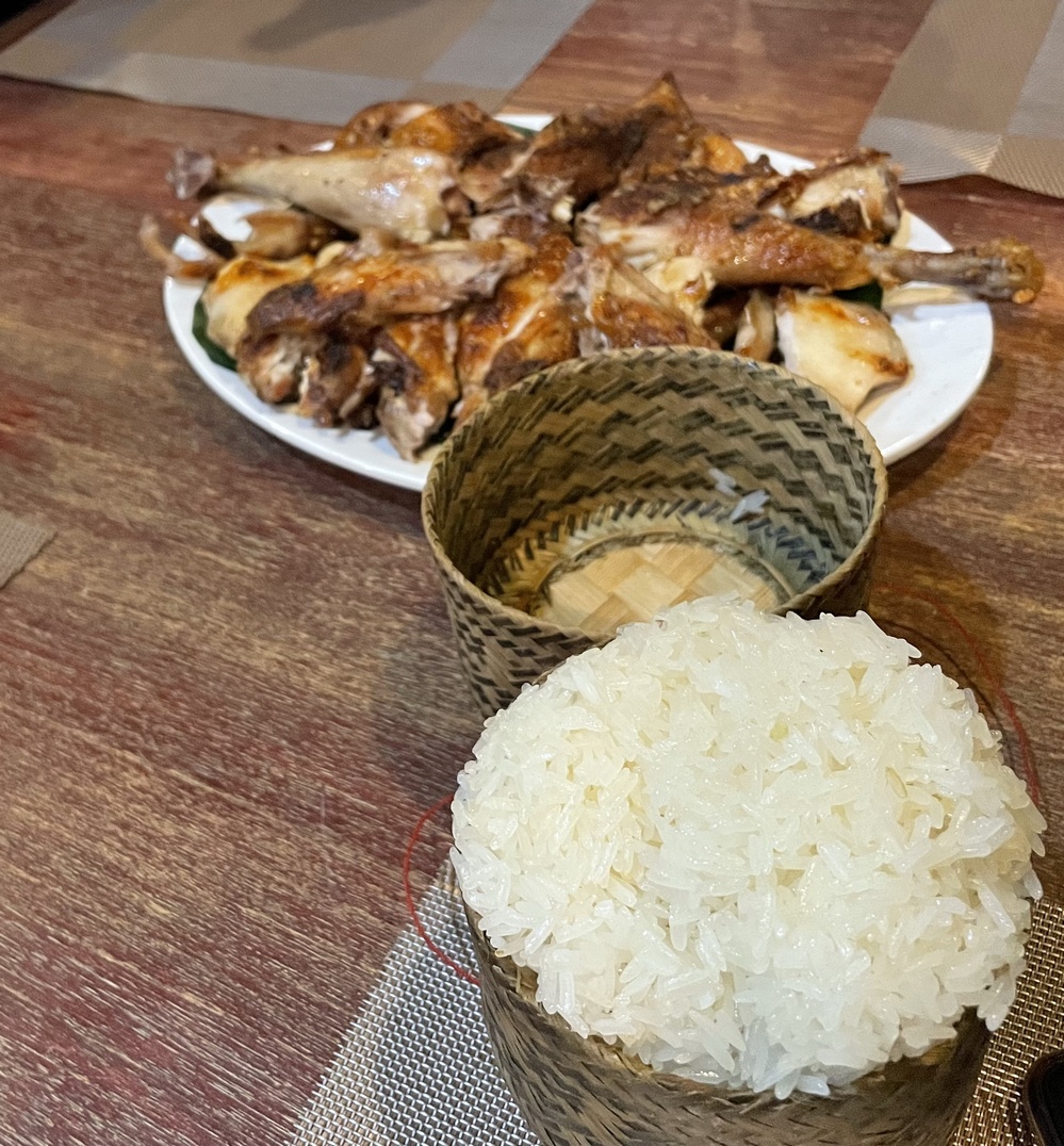 Món ăn đặc sản ưa thích của người Lào là cơm nếp và thịt gà nướng. Ăn xôi nếp bằng tay không, vo từng viên vừa ăn cho vào miệng.