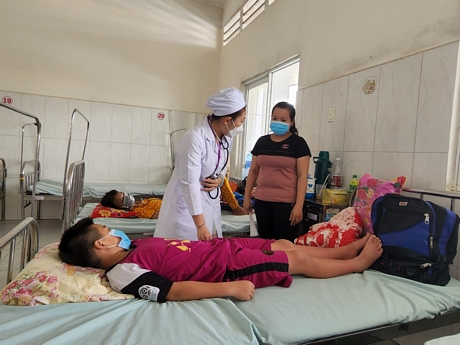 Người dân khi bị sốt cần đến ngay cơ sở y tế để thăm, khám điều trị kịp thời.