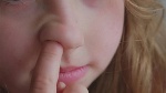 Ngoáy mũi có thể khiến bạn có nguy cơ mắc bệnh Alzheimer và sa sút trí nhớ