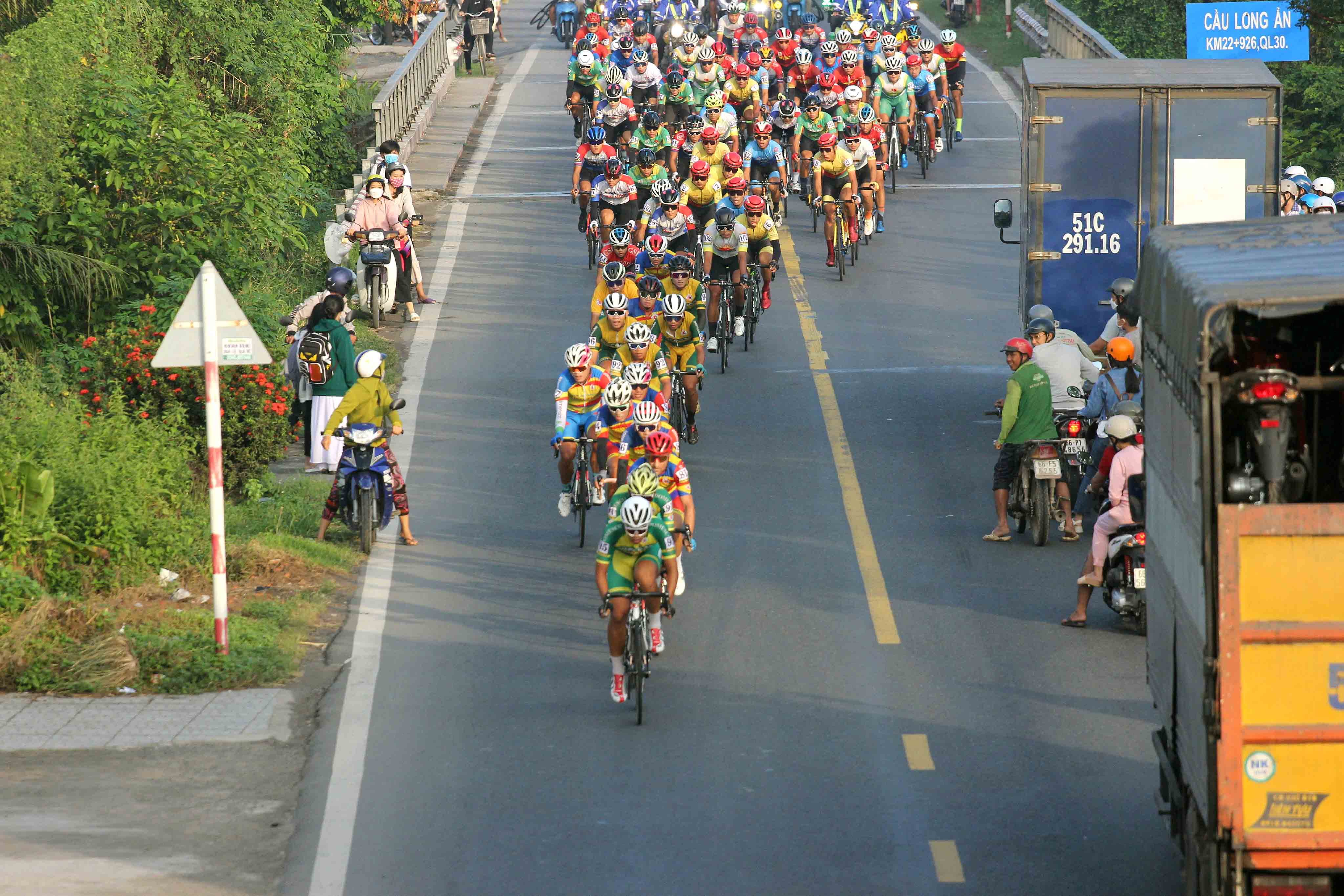 Các tay đua trên đường tranh tài chặng 3 đoạn vào TP Hồ Chí Minh.