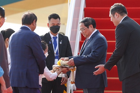  Thủ tướng Phạm Minh Chính nhận hoa chúc mừng tại sân bay quốc tế Phnom Penh - Ảnh: VGP/Nhật Bắc