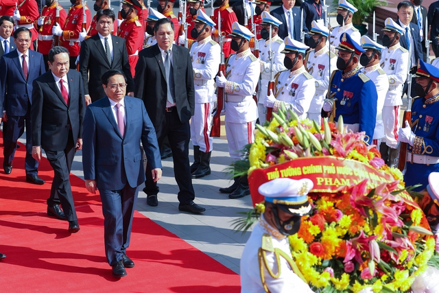Thủ tướng Phạm Minh Chính và đoàn đại biểu Việt Nam tới đặt vòng hoa tại Đài Độc lập