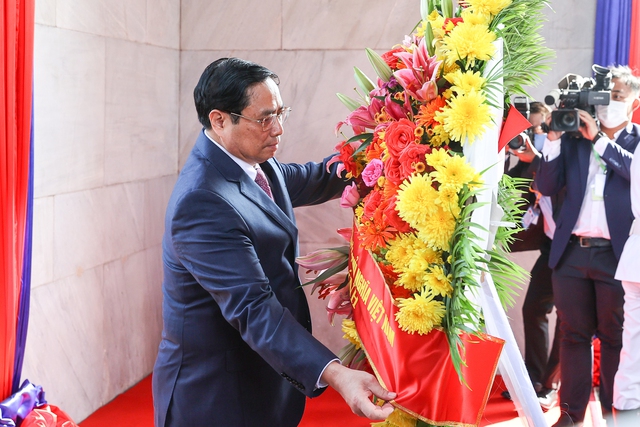 Thủ tướng Phạm Minh Chính đặt vòng hoa tại Đài Độc lập
