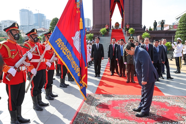 Thủ tướng Phạm Minh Chính và đoàn đại biểu Việt Nam thực hiện nghi thức tưởng niệm tại Đài Độc lập - Ảnh: VGP/Nhật Bắc