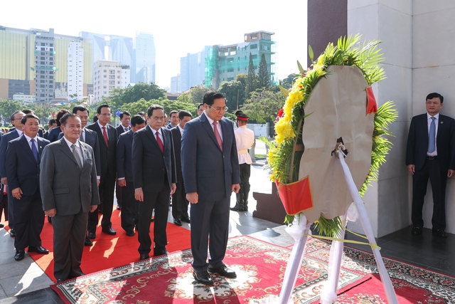  Thủ tướng Phạm Minh Chính và đoàn đại biểu Việt Nam tới đặt vòng hoa tại tượng đài cố Quốc vương Norodom Sihanouk - Ảnh: VGP/Nhật Bắc
