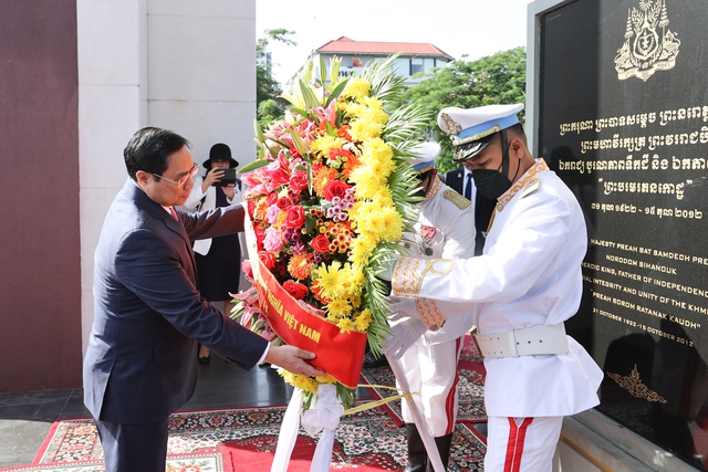 Thủ tướng Phạm Minh Chính tận tay chỉnh lại vòng hoa tưởng niệm Cố Quốc vương Norodom Sihanouk - Ảnh: VGP/Nhật Bắc
