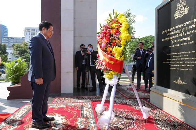 Thủ tướng Phạm Minh Chính và đoàn đại biểu Việt Nam tưởng niệm cố Quốc vương Norodom Sihanouk, một người bạn lớn của Đảng, Nhà nước và nhân dân Việt Nam - Ảnh: VGP/Nhật Bắc