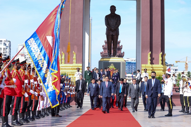 Sau khi đăt vòng hoa tưởng niệm cố Quốc vương Norodom Sihanouk, Thủ tướng và đoàn đại biểu Việt Nam đã đến đặt vòng hoa tưởng niệm tại đài Hữu nghị Việt Nam - Campuchia - Ảnh: VGP/Nhật Bắc