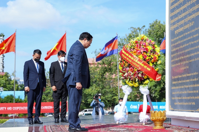 Thủ tướng Phạm Minh Chính đặt vòng hoa tại Đài Hữu nghị Việt Nam – Campuchia