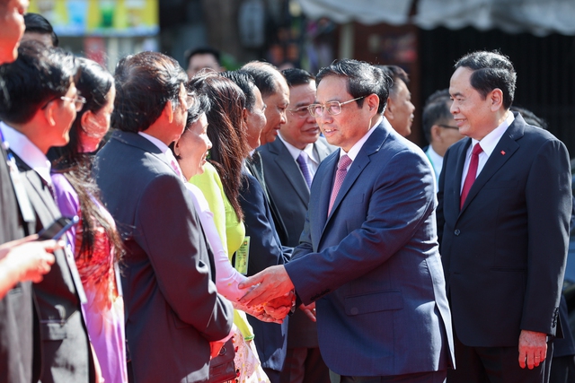 Thủ tướng gặp gỡ đại diện cộng đồng người Việt Nam tại Campuchia cùng dự lễ đặt vòng hoa tại Đài Hữu nghị Việt Nam – Campuchia - Ảnh: VGP/Nhật Bắc